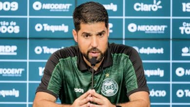 O primeiro j&aacute; foi: Ant&oacute;nio Oliveira &eacute; demitido do Coritiba ap&oacute;s derrota na estreia do Brasileir&atilde;o