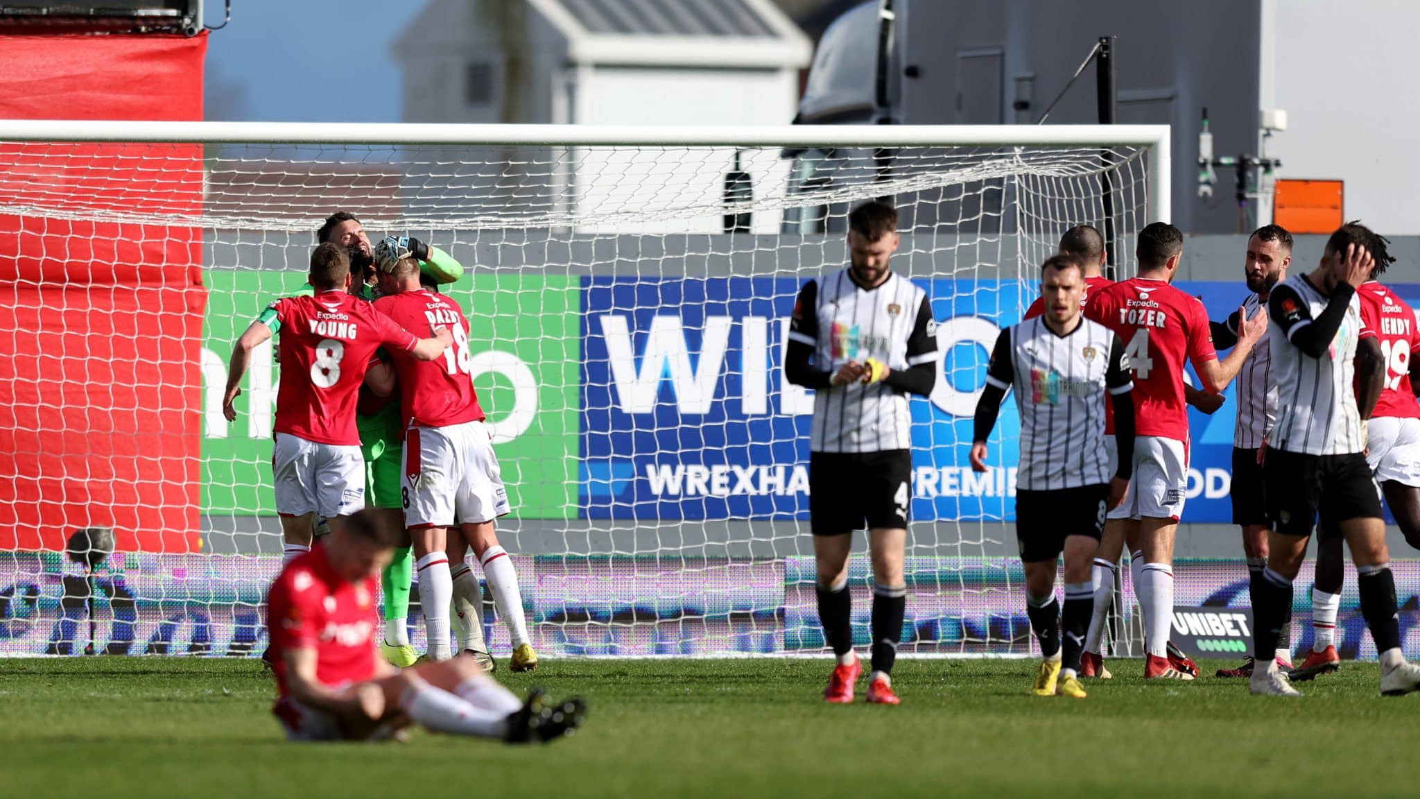 Ben Foster defendeu p&ecirc;nalti aos 52 minutos do segundo tempo e garantiu uma vit&oacute;ria dram&aacute;tica ao Wrexham