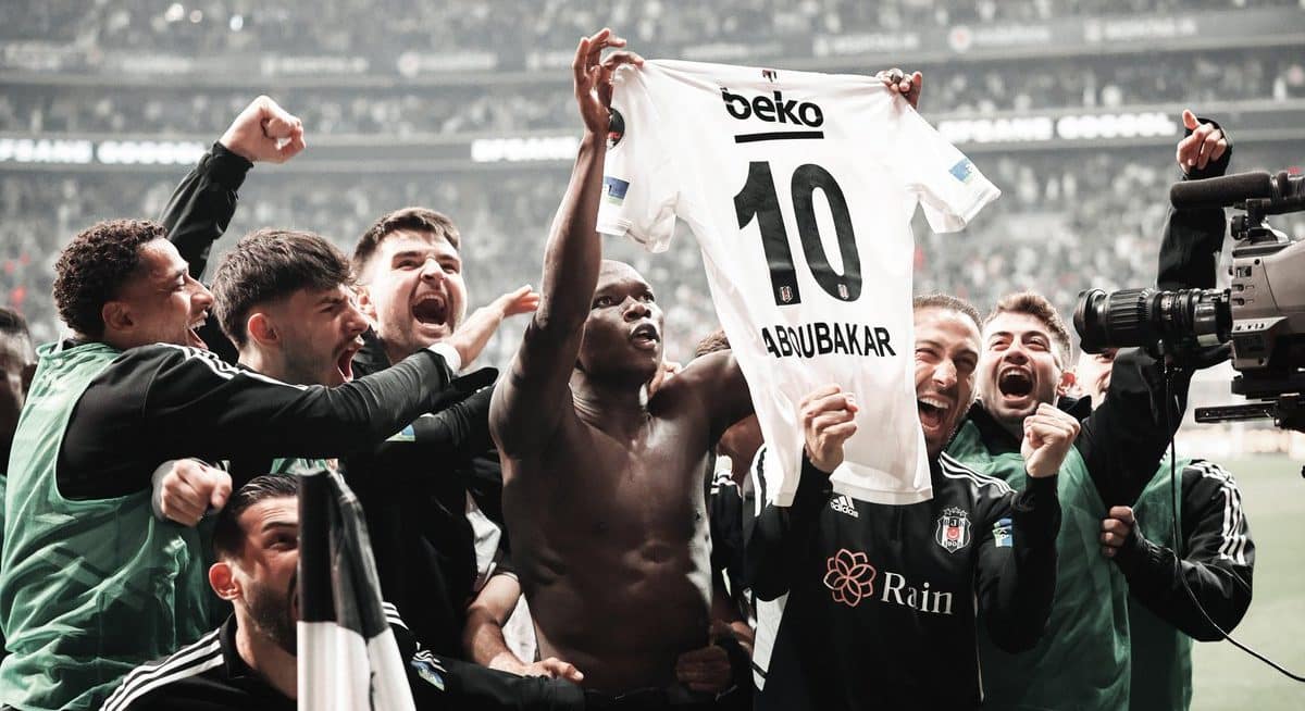 O Besiktas venceu de virada o cl&aacute;ssico contra o Galatasaray e incendiou a reta final do Campeonato Turco