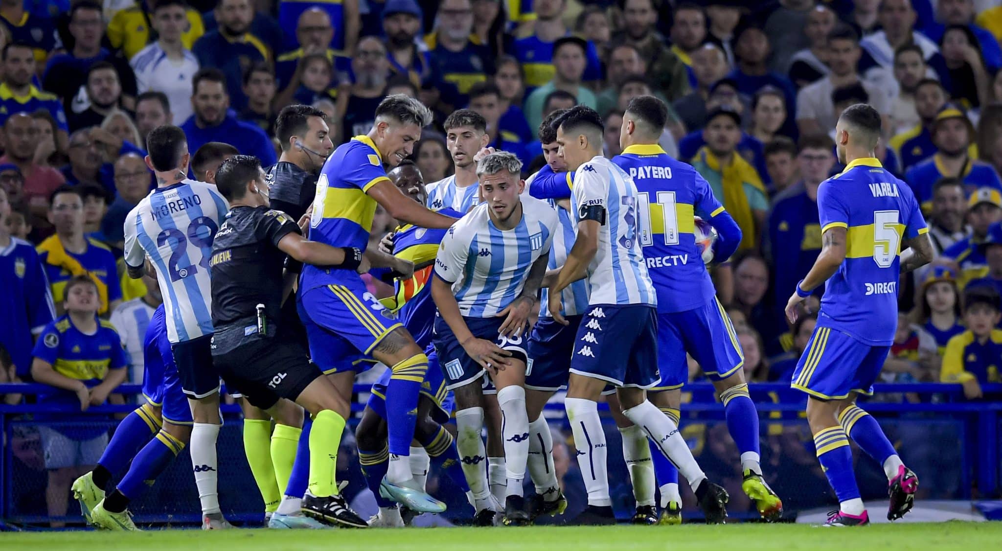 Sobraram pancadas num Boca Juniors x Racing quente, que encerrou a sequ&ecirc;ncia ruim dos xeneizes no Argentino &ndash; e ampliou a dos racinguistas