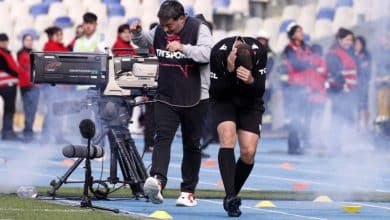 Cl&aacute;ssico entre U de Chile e Cat&oacute;lica &eacute; suspenso por causa de fogos atirados no gramado