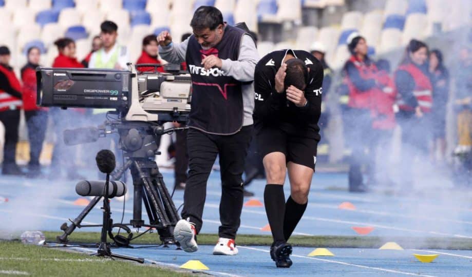 Clássico entre U de Chile e Católica é suspenso por causa de fogos atirados no gramado