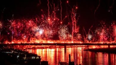 A torcida do Dynamo Dresden realizou uma queima de fogos espetacular para celebrar os 70 anos do clube