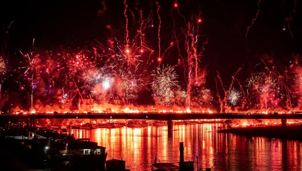 A torcida do Dynamo Dresden realizou uma queima de fogos espetacular para celebrar os 70 anos do clube