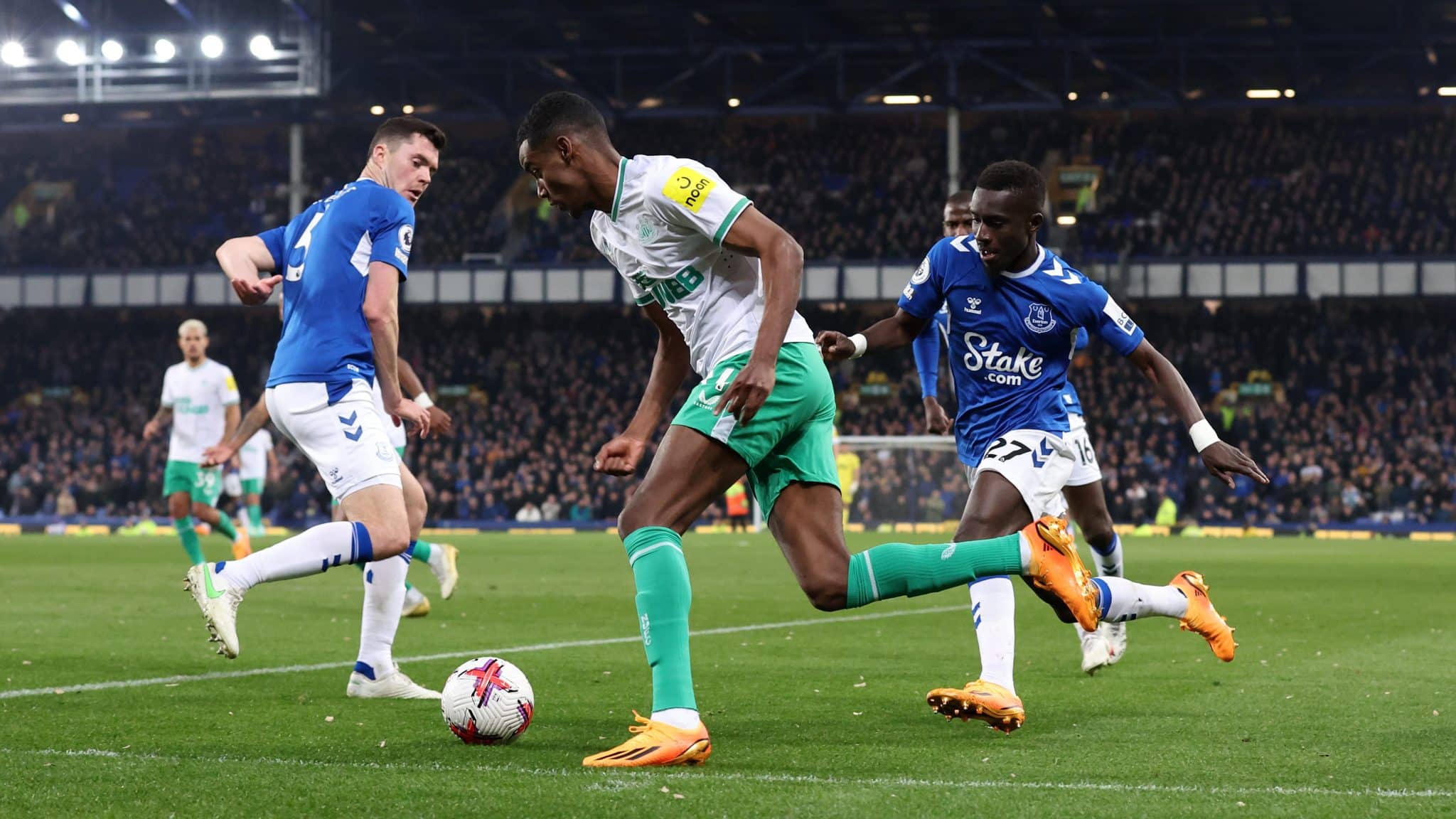 O Newcastle deu outro espet&aacute;culo, com goleada e uma sequ&ecirc;ncia de dribles de Isak para se aplaudir de p&eacute;
