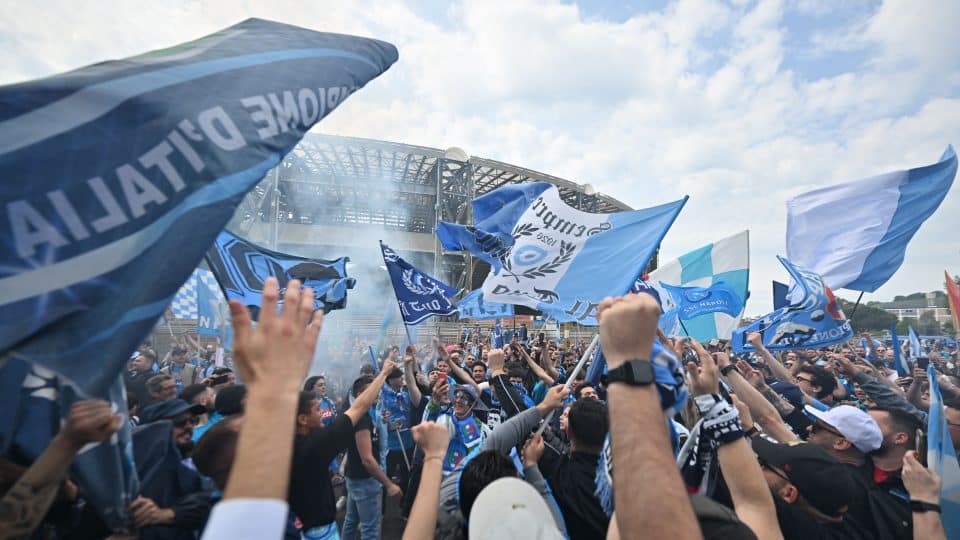 Não terminou em taça, mas o domingo de expectativa em Nápoles ainda rendeu uma coleção de imagens fantásticas