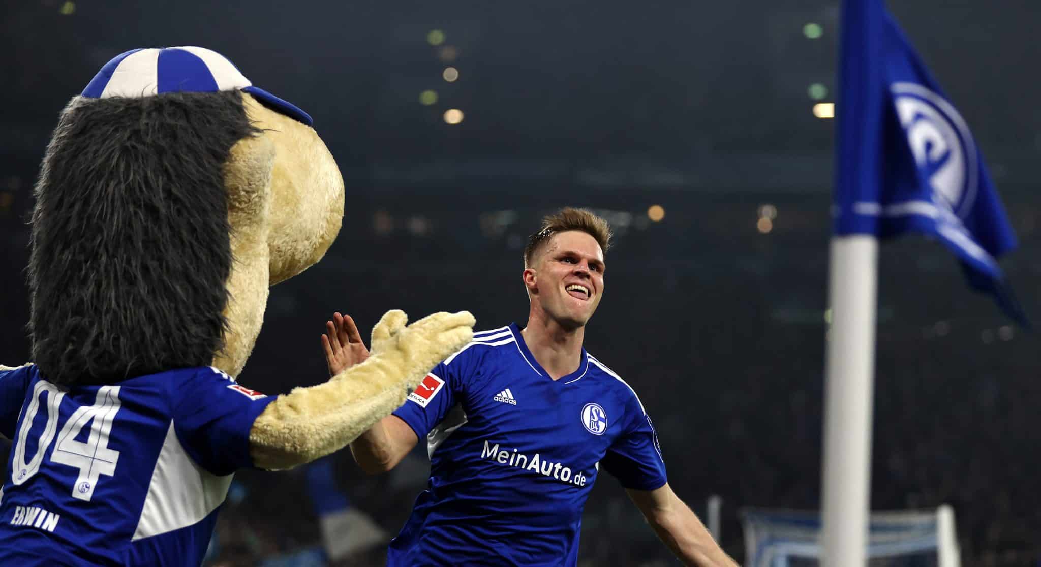 O Schalke desandou a marcar gols e atropelou o Hertha, num joga&ccedil;o vital pela sobreviv&ecirc;ncia na Bundesliga