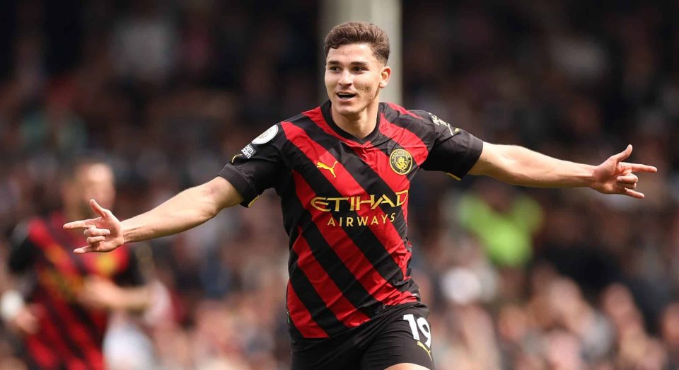 Haaland igualou o recorde, mas quem fez mágica foi Álvarez, num golaço que valeu vitória apertada e liderança ao City