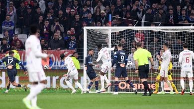 Um gol contra meio bizarro do Lyon deu a vit&oacute;ria ao Olympique Marseille no apagar das luzes