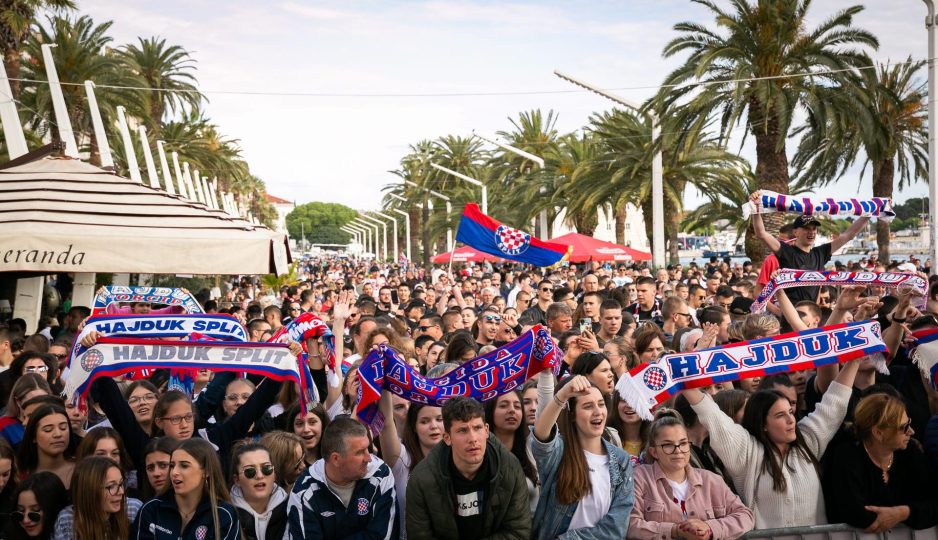 Torcida é isso: uma multidão se reuniu em Split para receber os garotos vice-campeões da Champions Sub-19