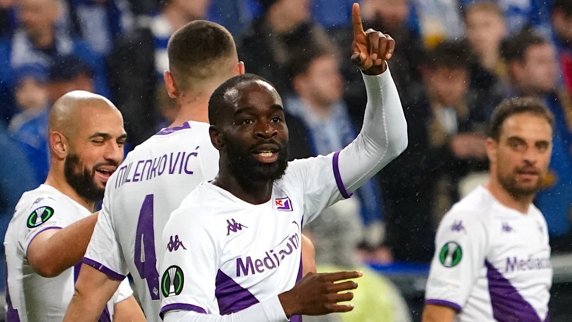 Fiorentina n&atilde;o deu chance ao Lech Poznan e praticamente se coloca na semifinal com vit&oacute;ria sonora