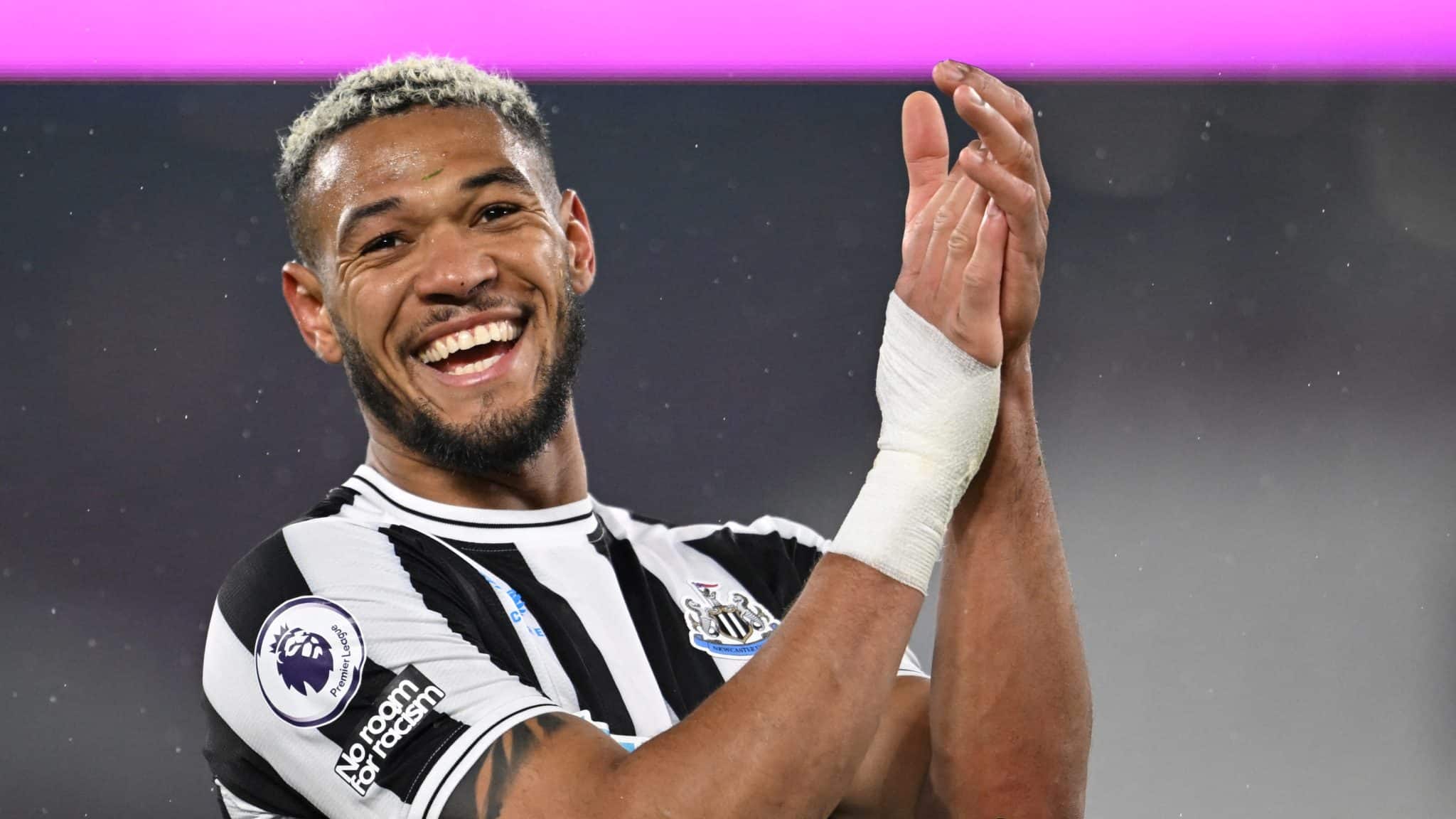 Manchester United e Newcastle vencem e seguem de bra&ccedil;os dados na briga por Champions