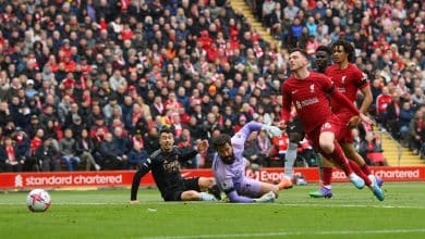 Liverpool e Arsenal nem permitiram piscar diante da tela, com um eletrizante 2&times;2 de reviravoltas e emo&ccedil;&atilde;o no talo