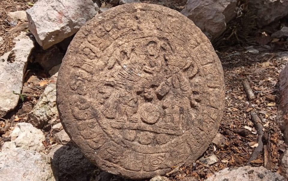 Arque&oacute;logos descobrem placar de mais de mil anos usado em &ldquo;jogo maia ancestral do futebol&rdquo;