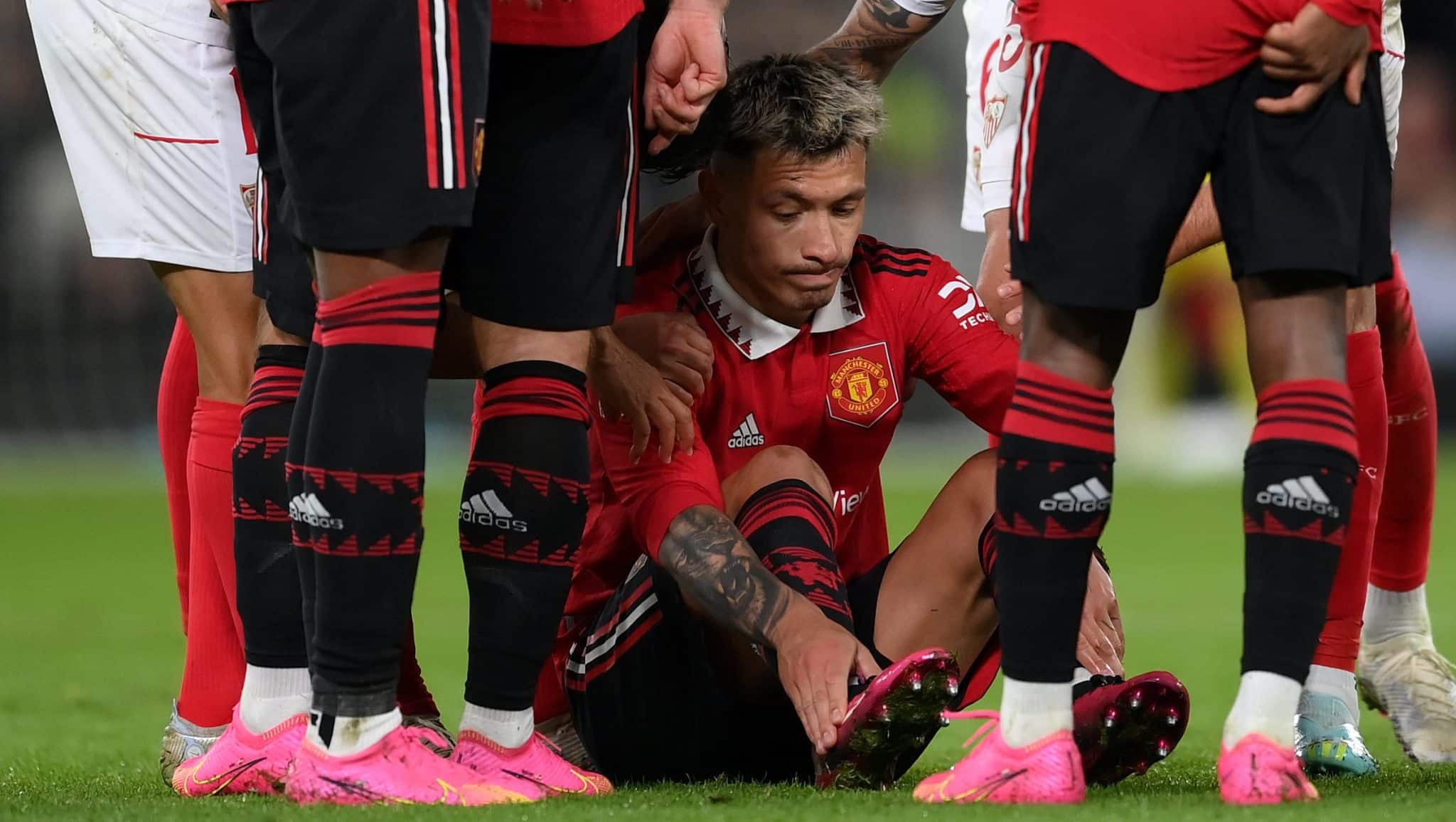 Lisandro Mart&iacute;nez desfalcar&aacute; United pelo resto da temporada e clube ainda perder&aacute; Varane por algumas semanas