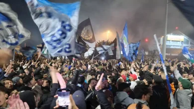 Assim foi a festa que a multid&atilde;o nas ruas de N&aacute;poles fez aos jogadores do Napoli na volta de Turim