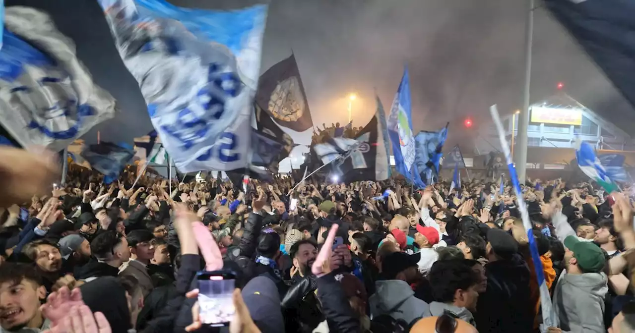 Assim foi a festa que a multid&atilde;o nas ruas de N&aacute;poles fez aos jogadores do Napoli na volta de Turim