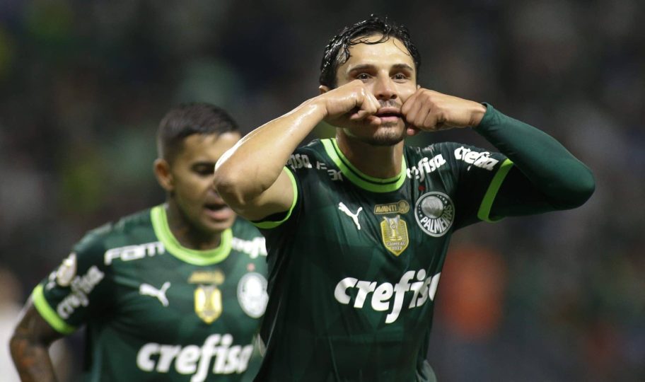 O momento se refletiu em campo e o Palmeiras, dominante no primeiro tempo, venceu o Dérbi no Allianz Parque