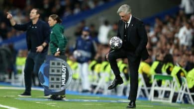 Joga de terno: Um dos lances mais fant&aacute;sticos da rodada da Champions foi o dom&iacute;nio com embaixadinhas de Ancelotti