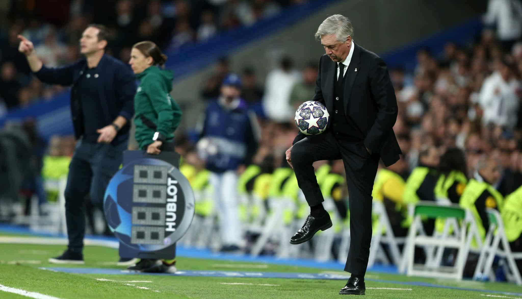 Joga de terno: Um dos lances mais fant&aacute;sticos da rodada da Champions foi o dom&iacute;nio com embaixadinhas de Ancelotti