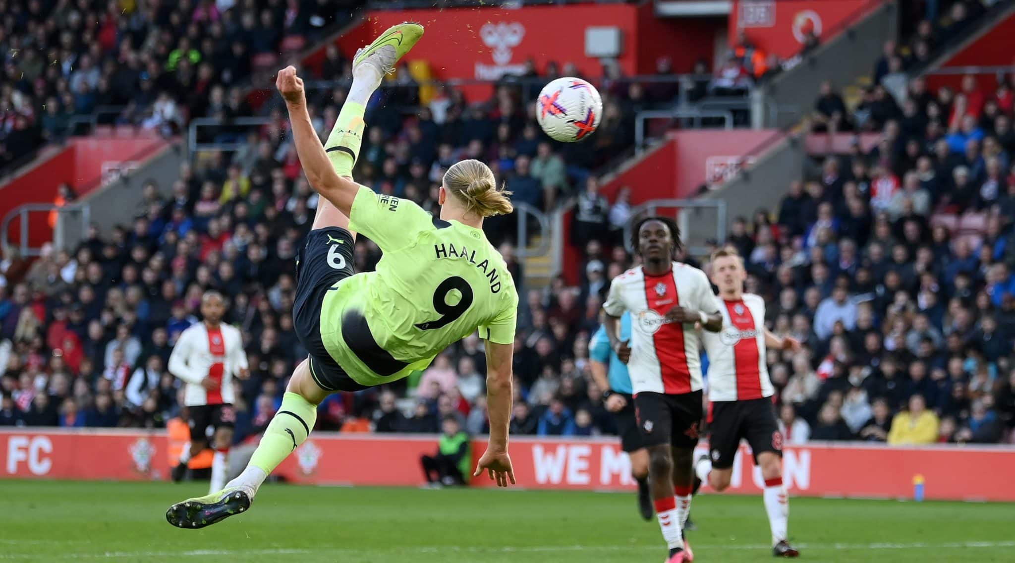 Haaland adicionou uma acrobacia fant&aacute;stica &agrave; sua impar&aacute;vel contagem de gols e o City pulverizou o Southampton