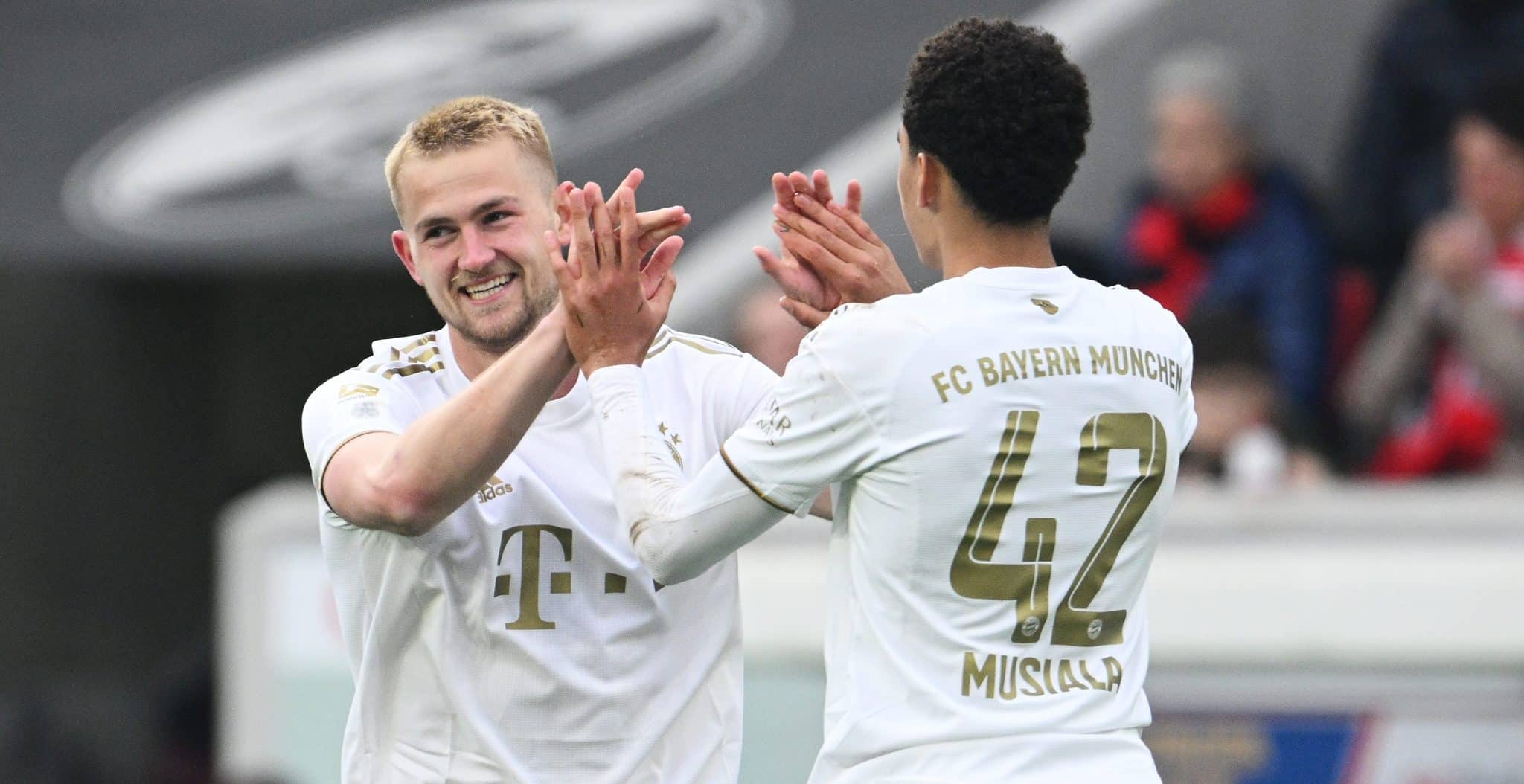 Um tiramba&ccedil;o de De Ligt valeu a revanche do Bayern contra o Freiburg e a lideran&ccedil;a mantida