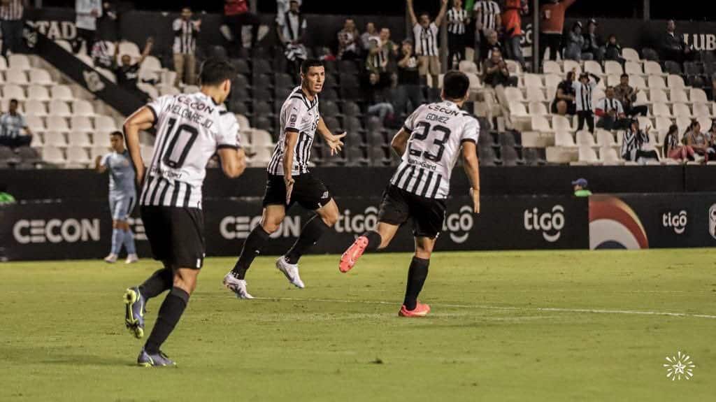 Óscar Cardozo, ele mesmo, anda insaciável pelo Libertad e marcou um gol de falta que é um deleite