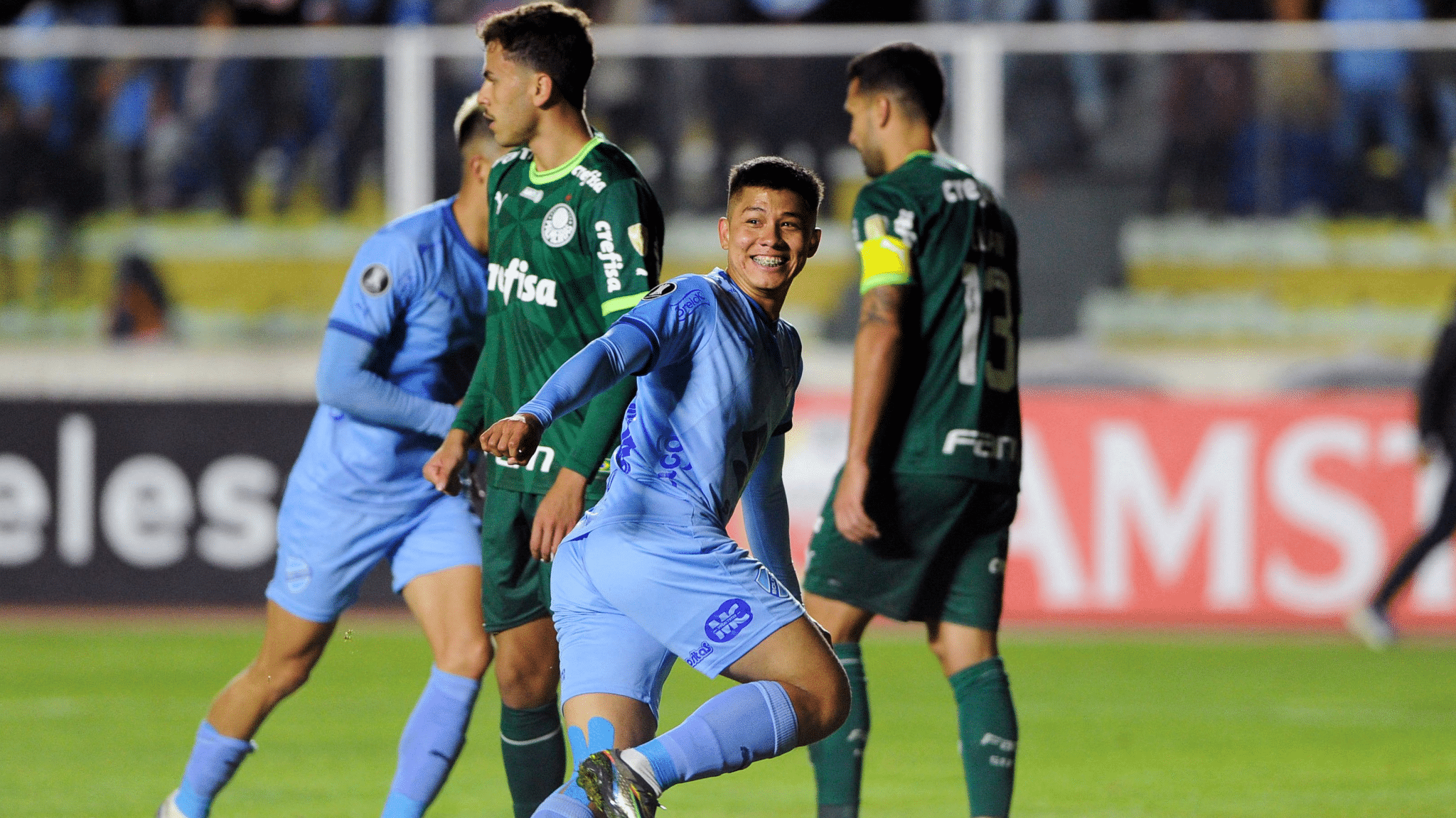 Desfigurado, Palmeiras at&eacute; teve um gola&ccedil;o de Flaco L&oacute;pez, mas levou a virada em La Paz