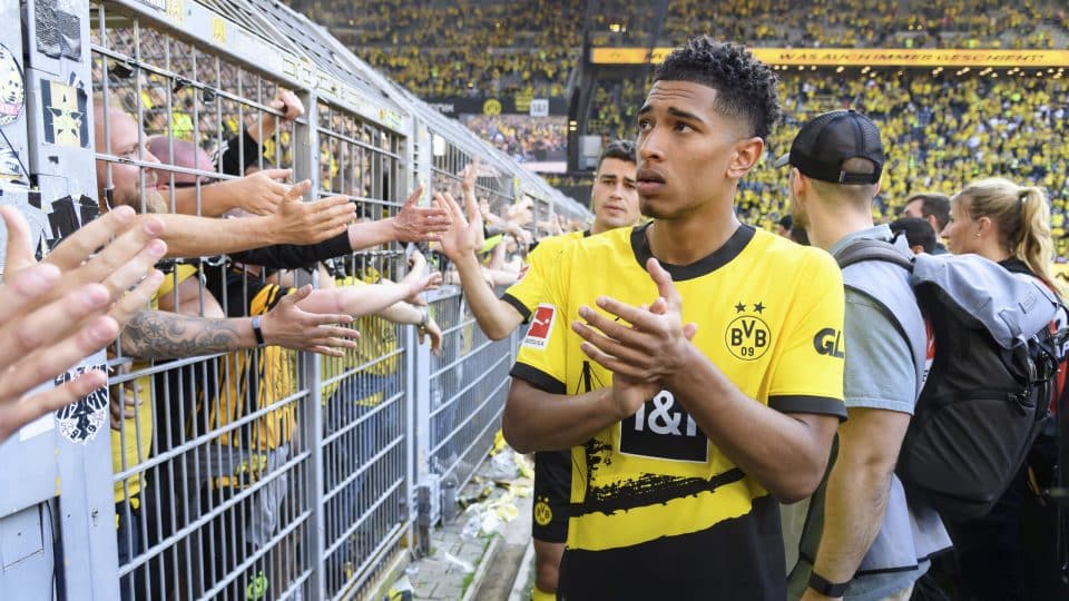 Jude Bellingham é eleito o jogador da temporada na Bundesliga e atribui prêmio aos companheiros