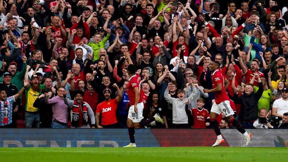 O Chelsea mal assustou, e o Manchester United passeou à goleada que o garante na próxima Champions League