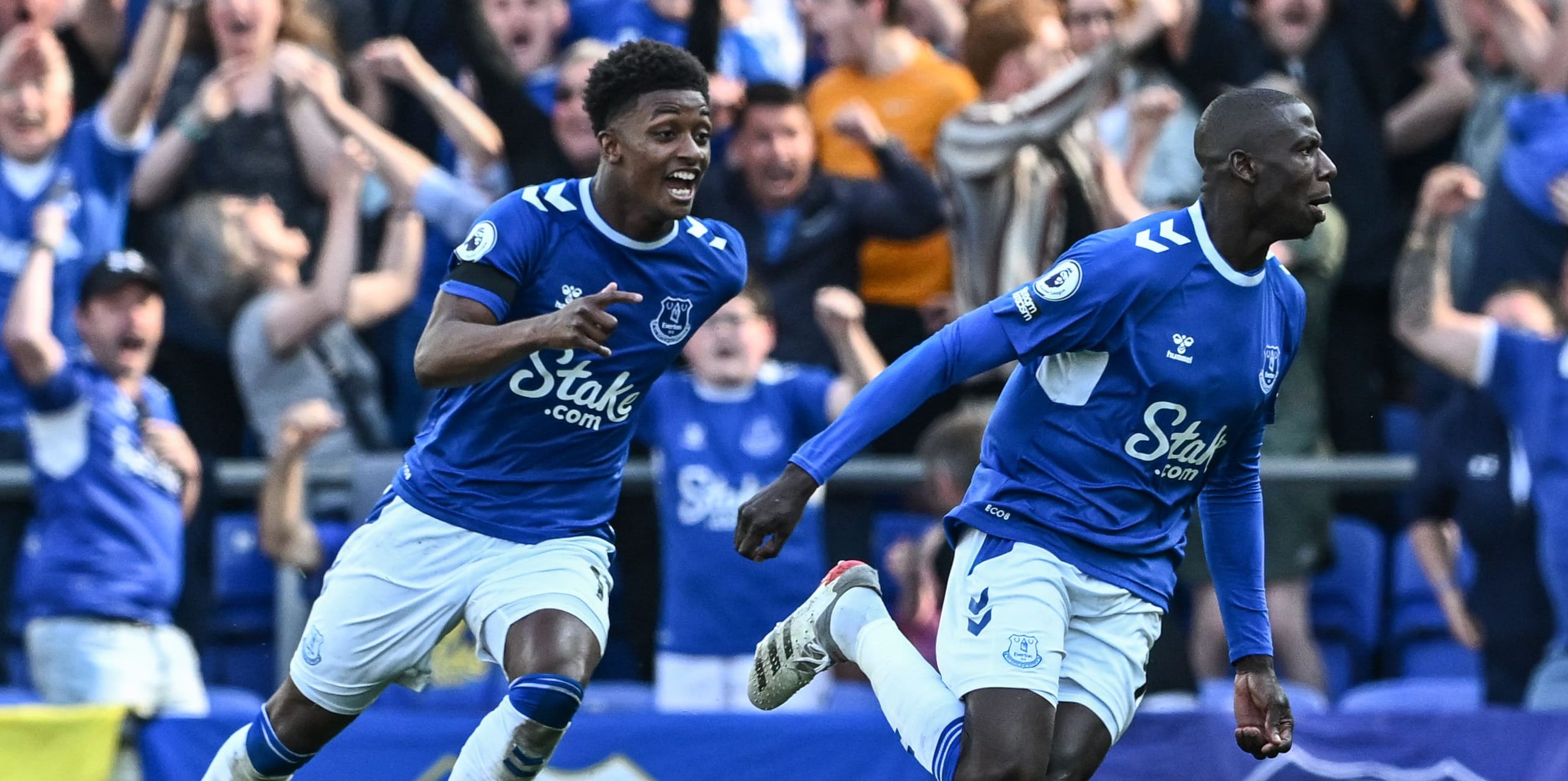 Everton se salva com gol de Doucour&eacute; e manda Leicester e Leeds para a Championship