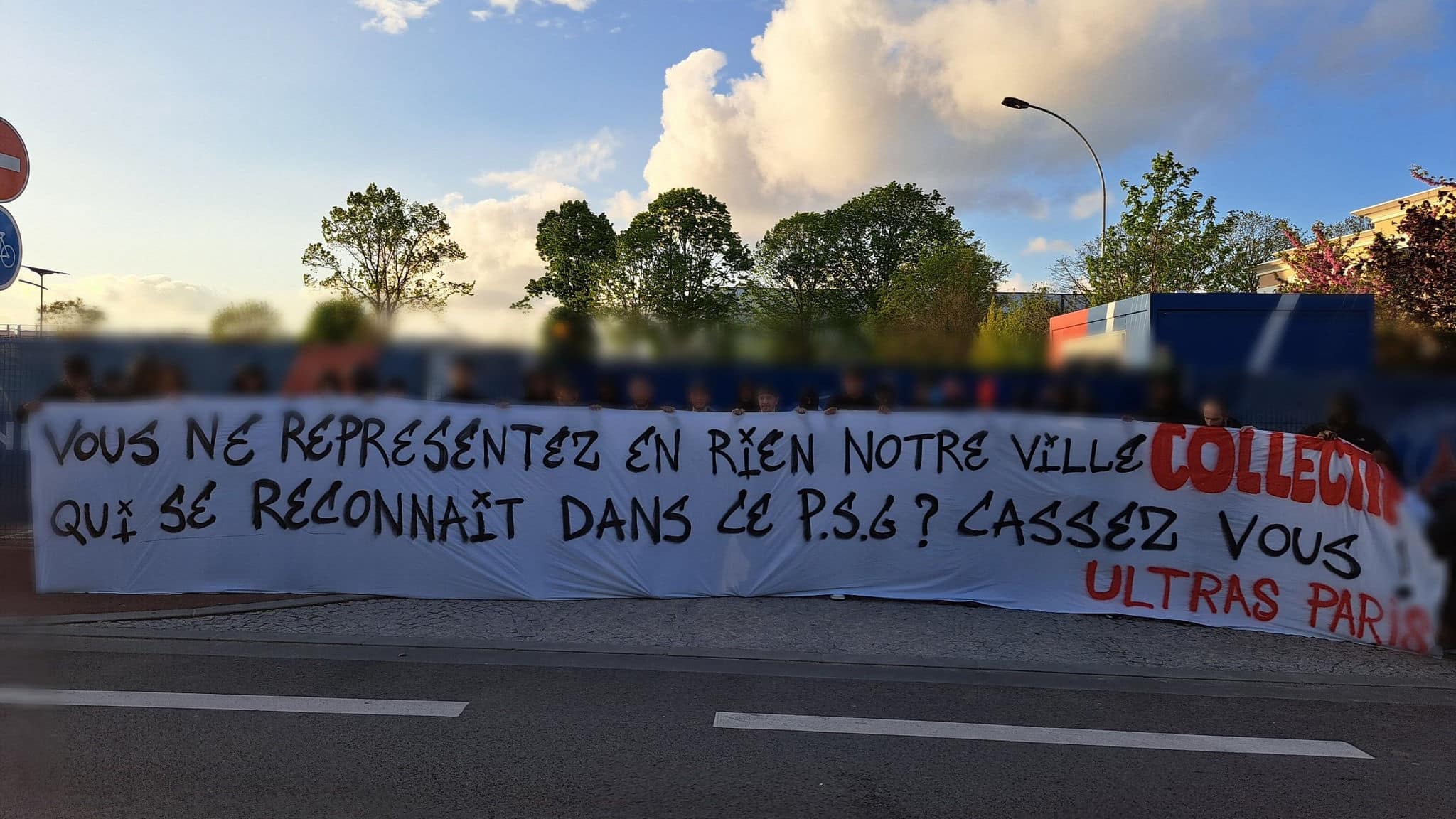 La paix est finie: Ultras do PSG protestam no centro de treinamento do clube e pedem sa&iacute;da da diretoria