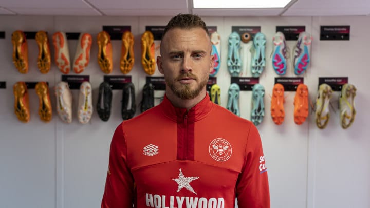 O Brentford se prepara para a saída de Raya e anuncia Flekken, um dos principais goleiros da Bundesliga nos últimos anos