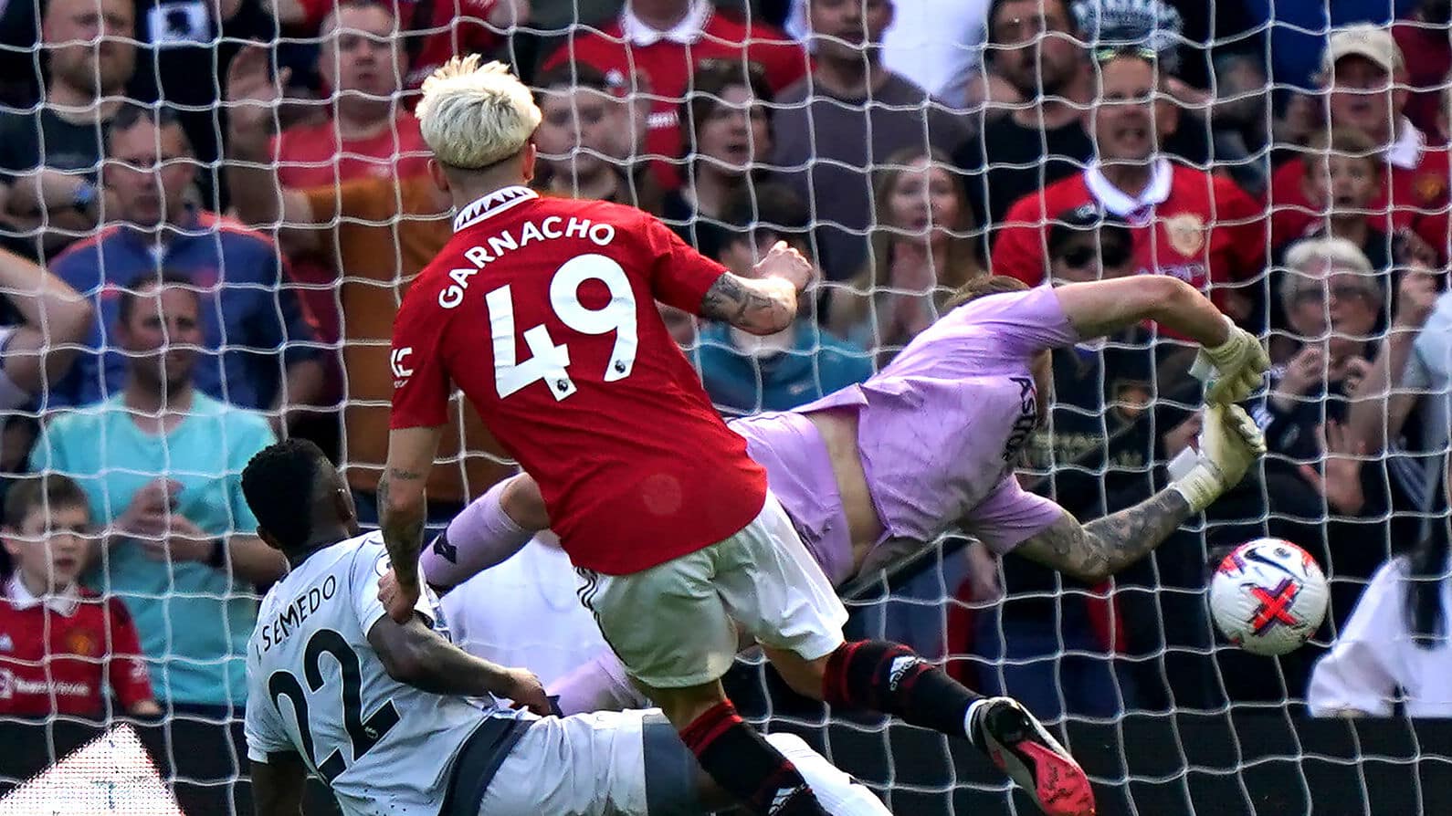 Manchester United se recupera e vence o Wolves para seguir firme na disputa por vaga na Champions