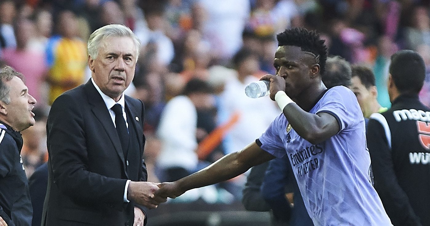Ancelotti cobra atitude contra o racismo: &ldquo;&Eacute; inaceit&aacute;vel. La Liga tem um problema e n&atilde;o &eacute; Vin&iacute;cius&rdquo;