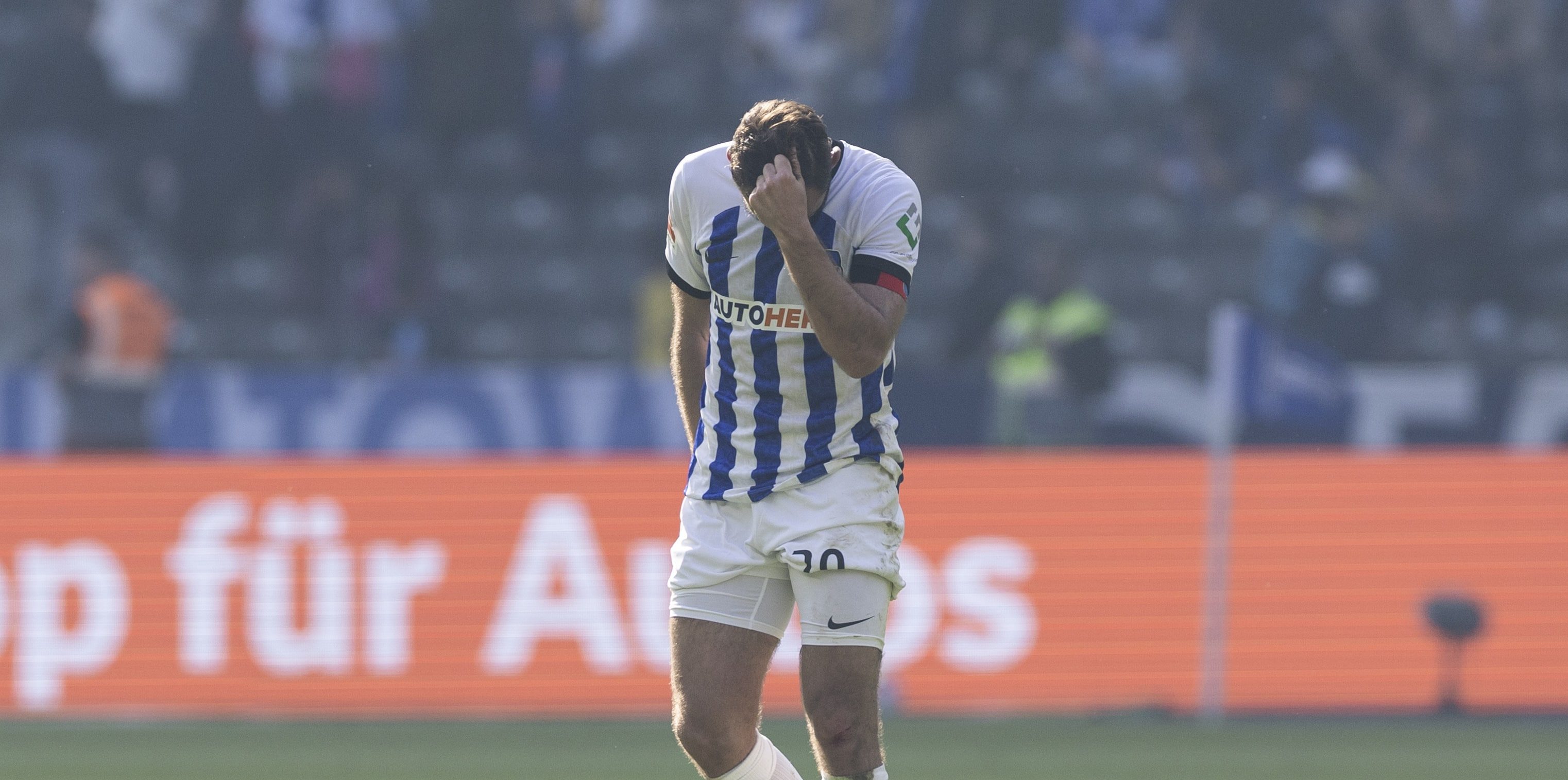 O Hertha flertava com a segundona h&aacute; anos e um gol sofrido aos 49 do 2&deg; tempo decretou o rebaixamento