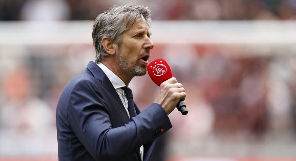 Depois de 11 anos num papel também marcante como dirigente, Van der Sar deixa o comando do Ajax