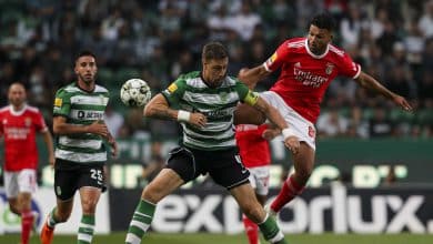 Num cl&aacute;ssico movimentado, o Sporting adiou o t&iacute;tulo do Benfica, mas o empate sofrido custou a vaga na Champions