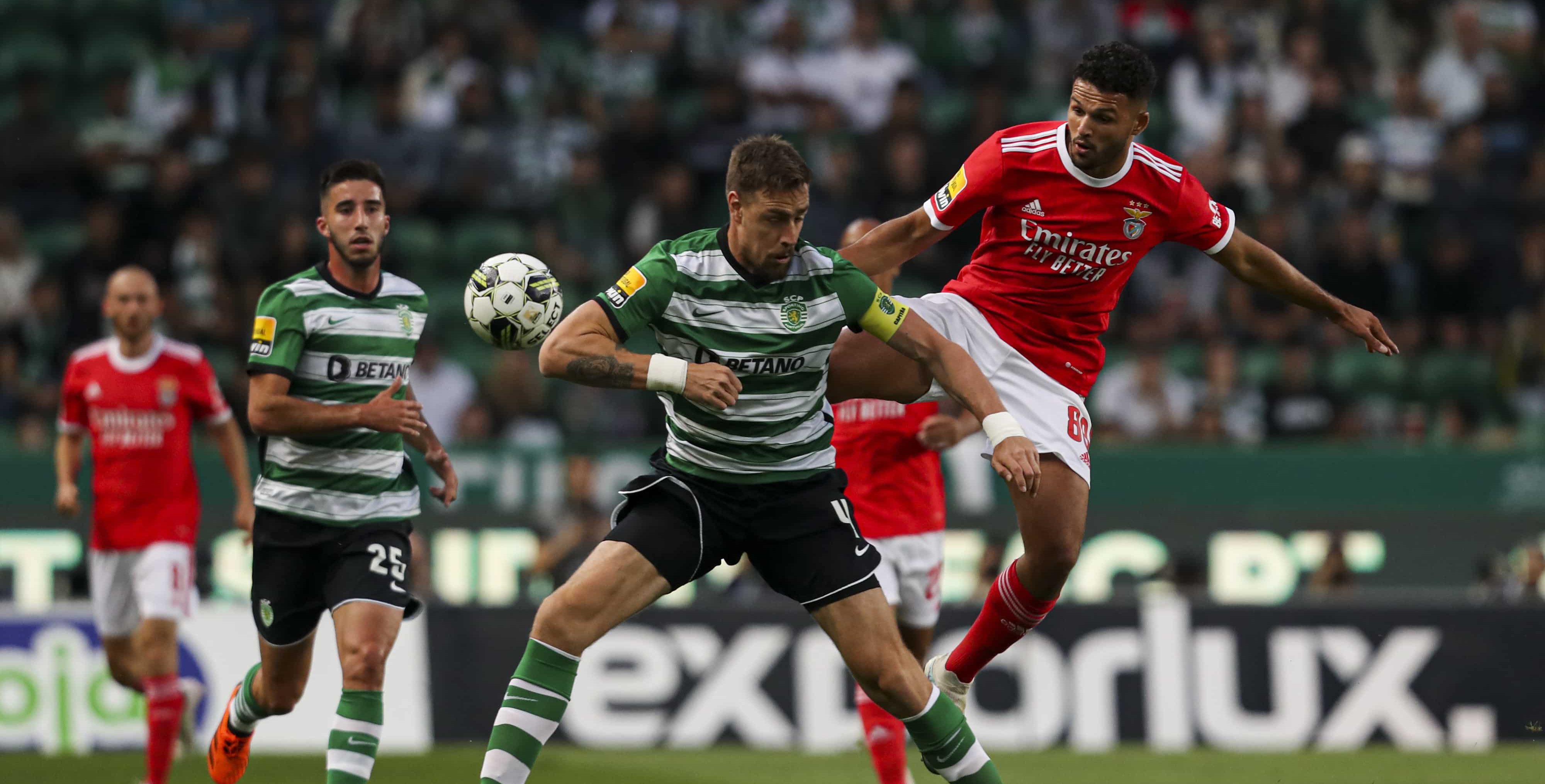 Num cl&aacute;ssico movimentado, o Sporting adiou o t&iacute;tulo do Benfica, mas o empate sofrido custou a vaga na Champions