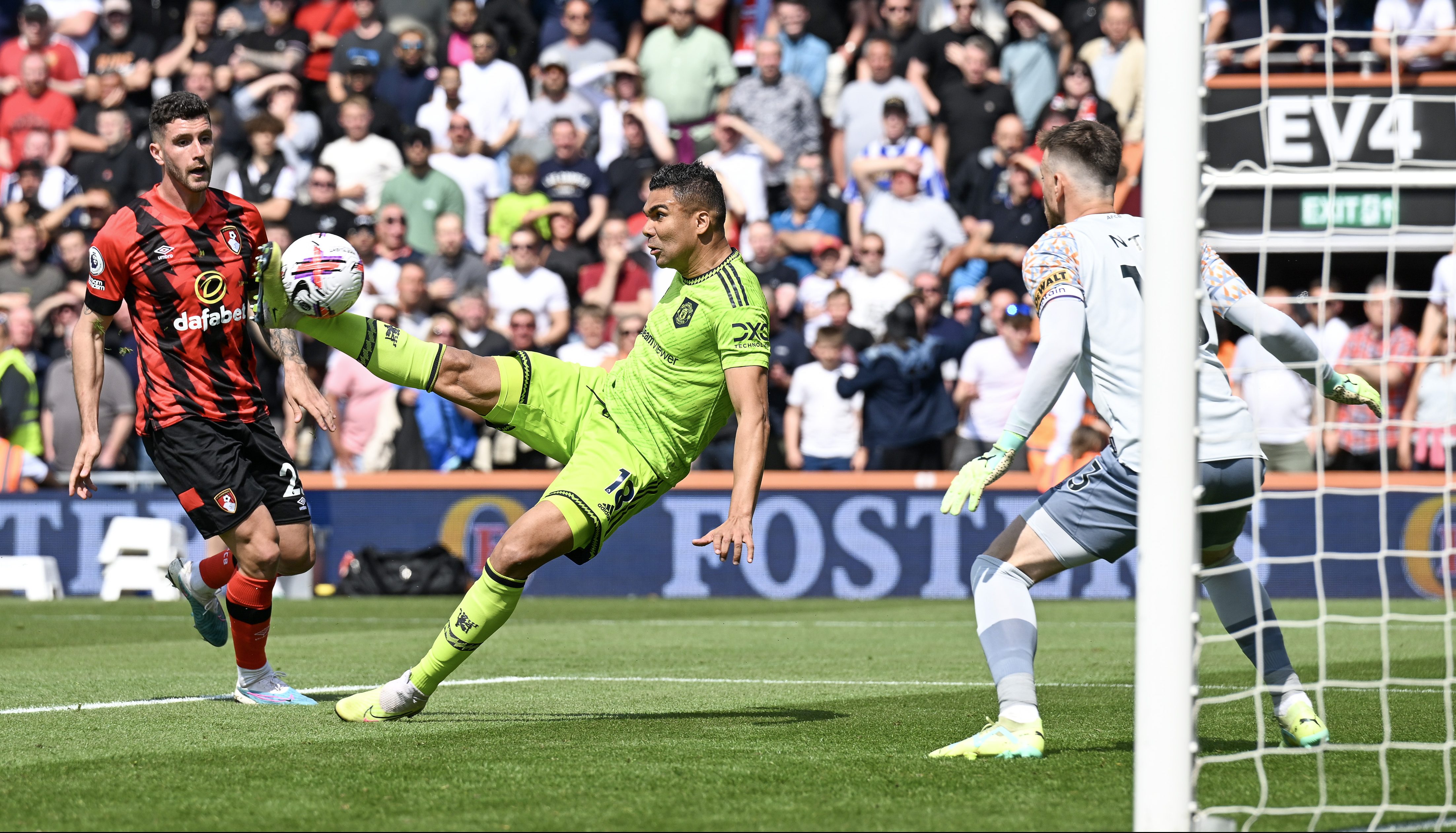 Casemiro anotou uma pintura em linda acrobacia e deixou o United bem perto da vaga na Champions