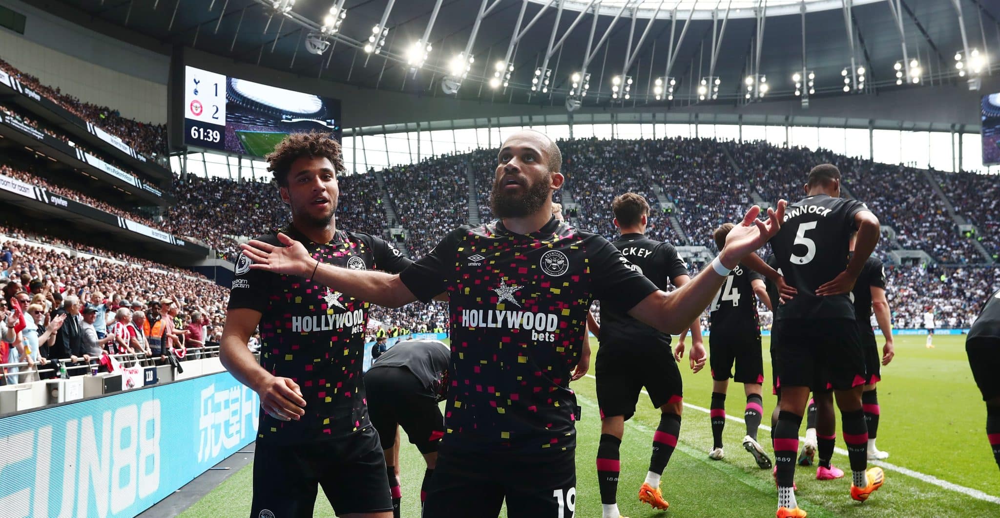 O Tottenham se despediu da torcida na temporada com outra decep&ccedil;&atilde;o, ao tomar a virada do Brentford em casa