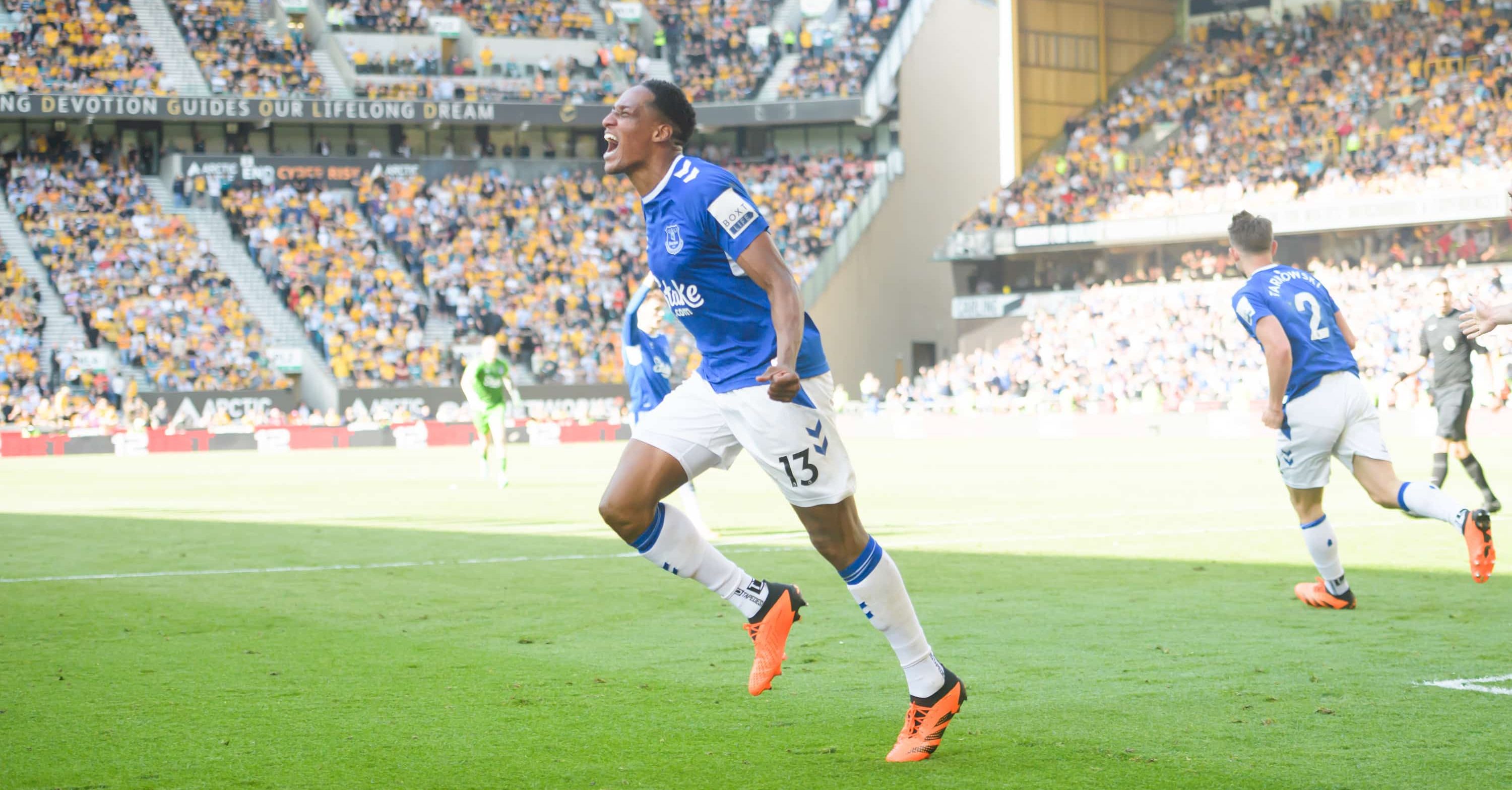 Yerry Mina marcou aos 55 do 2&deg; tempo, num empate crucial para a luta do Everton contra o descenso