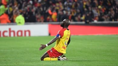 O Lens conseguiu uma virada com dez homens e aumentou a press&atilde;o sobre o PSG no topo da Ligue 1