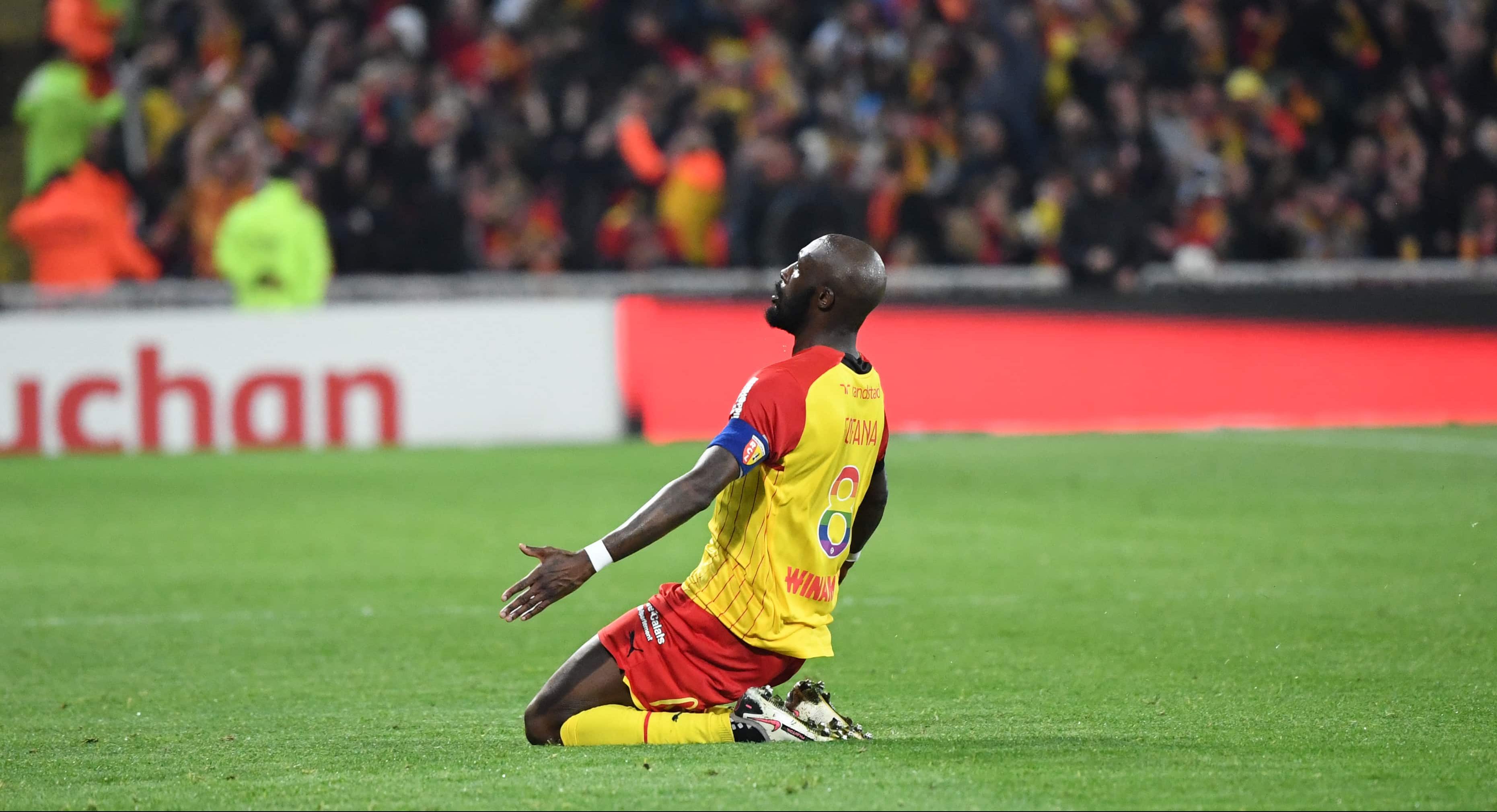 O Lens conseguiu uma virada com dez homens e aumentou a press&atilde;o sobre o PSG no topo da Ligue 1