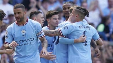 No jogo da entrega da ta&ccedil;a, o City se coroou campe&atilde;o com uma vit&oacute;ria em ritmo de festa sobre o Chelsea