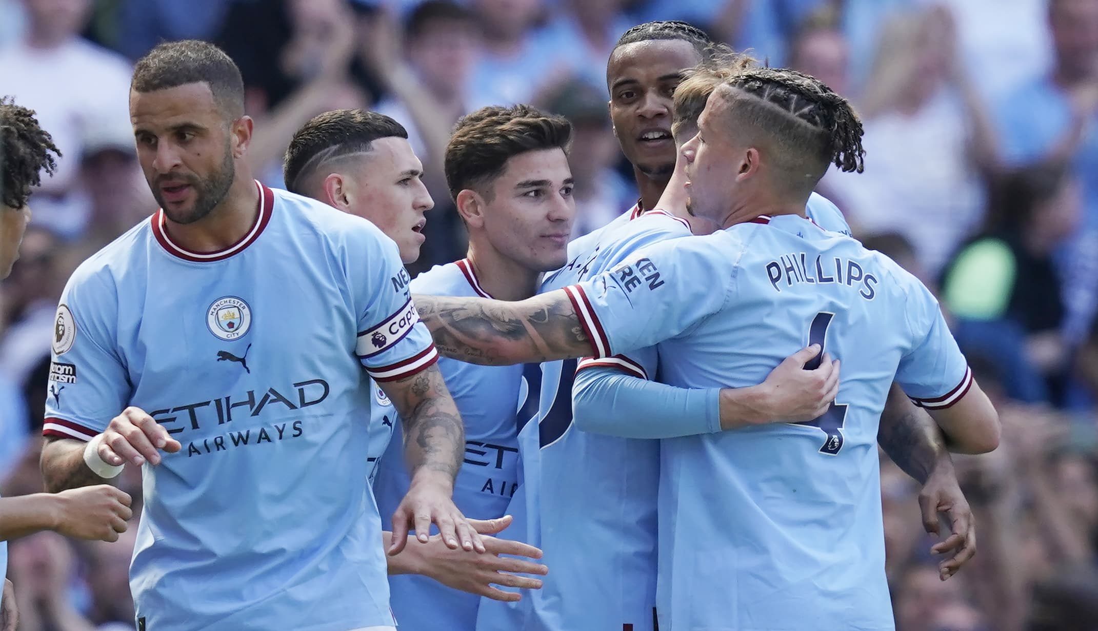 No jogo da entrega da ta&ccedil;a, o City se coroou campe&atilde;o com uma vit&oacute;ria em ritmo de festa sobre o Chelsea