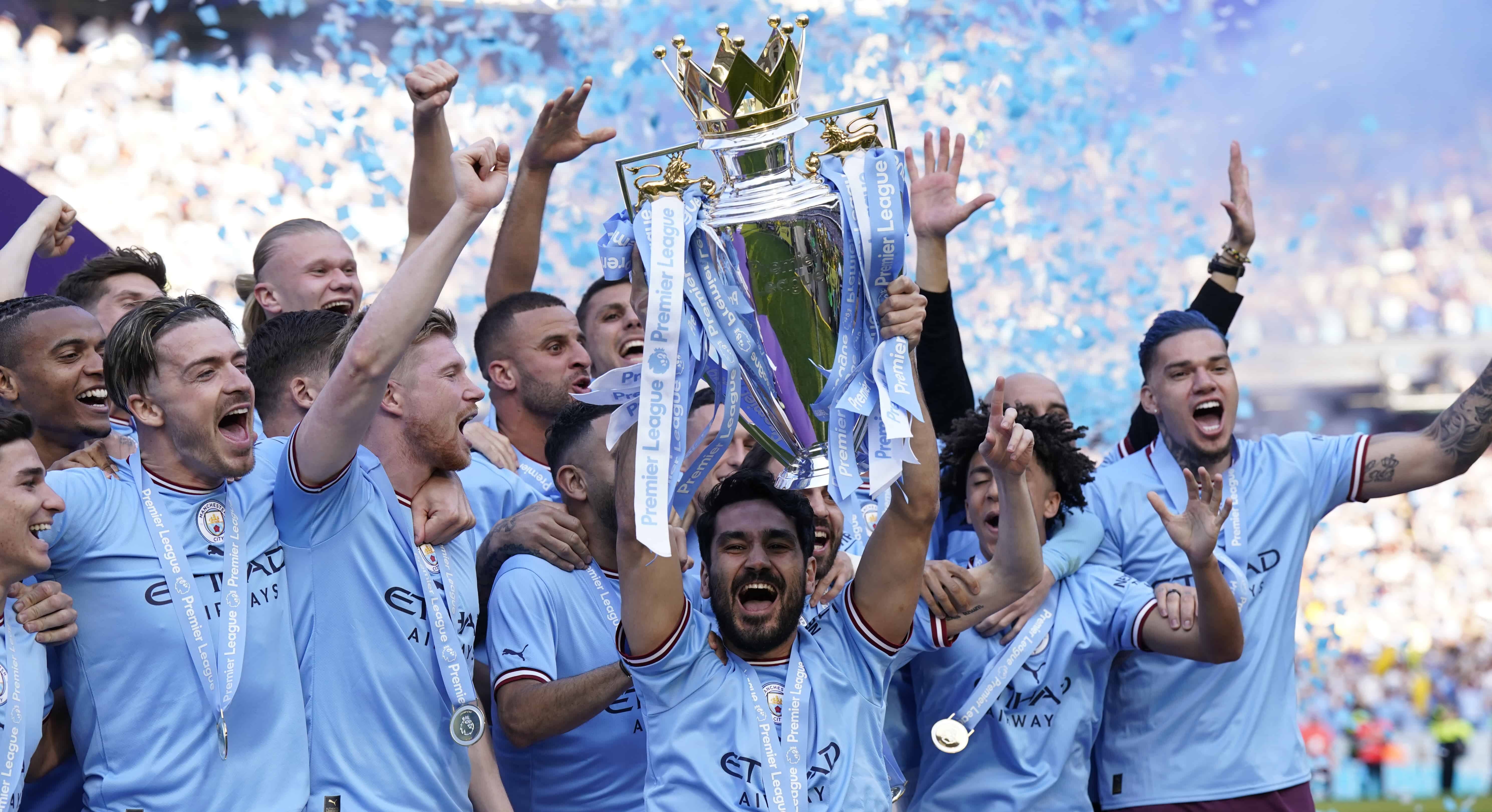 Uma cole&ccedil;&atilde;o de imagens da festa do Manchester City ao receber a ta&ccedil;a da Premier League