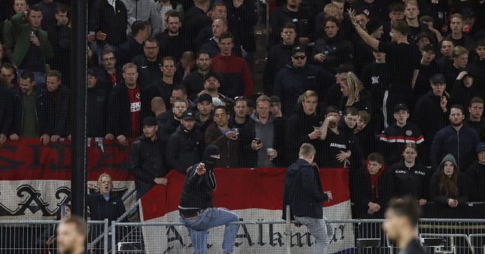 O AZ bane 43 torcedores envolvidos na agressão após a eliminação para o West Ham