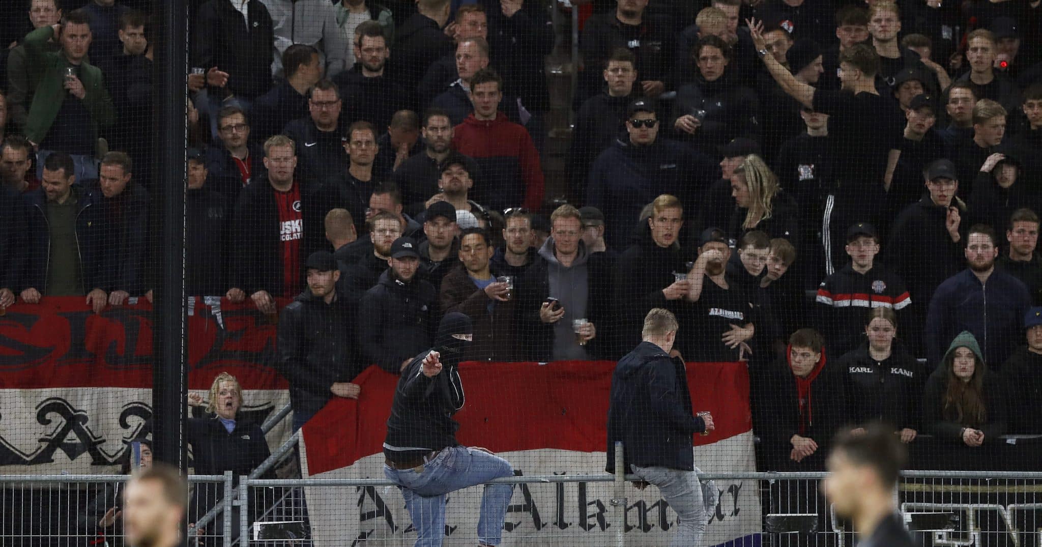 O AZ bane 43 torcedores envolvidos na agress&atilde;o ap&oacute;s a elimina&ccedil;&atilde;o para o West Ham