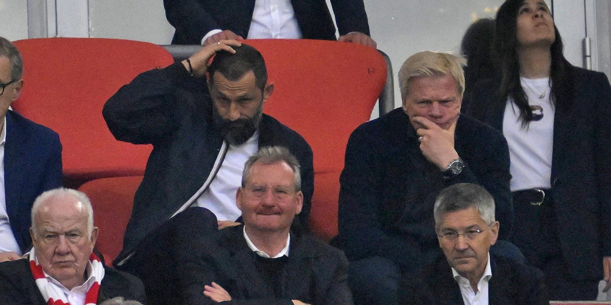 Toler&acirc;ncia zero: Bayern demite Kahn e Salihamidzic durante a festa do t&iacute;tulo alem&atilde;o